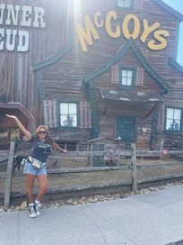 Walking distance to Hard Rock Cafe, Hatfields and McCoys, and many more activities