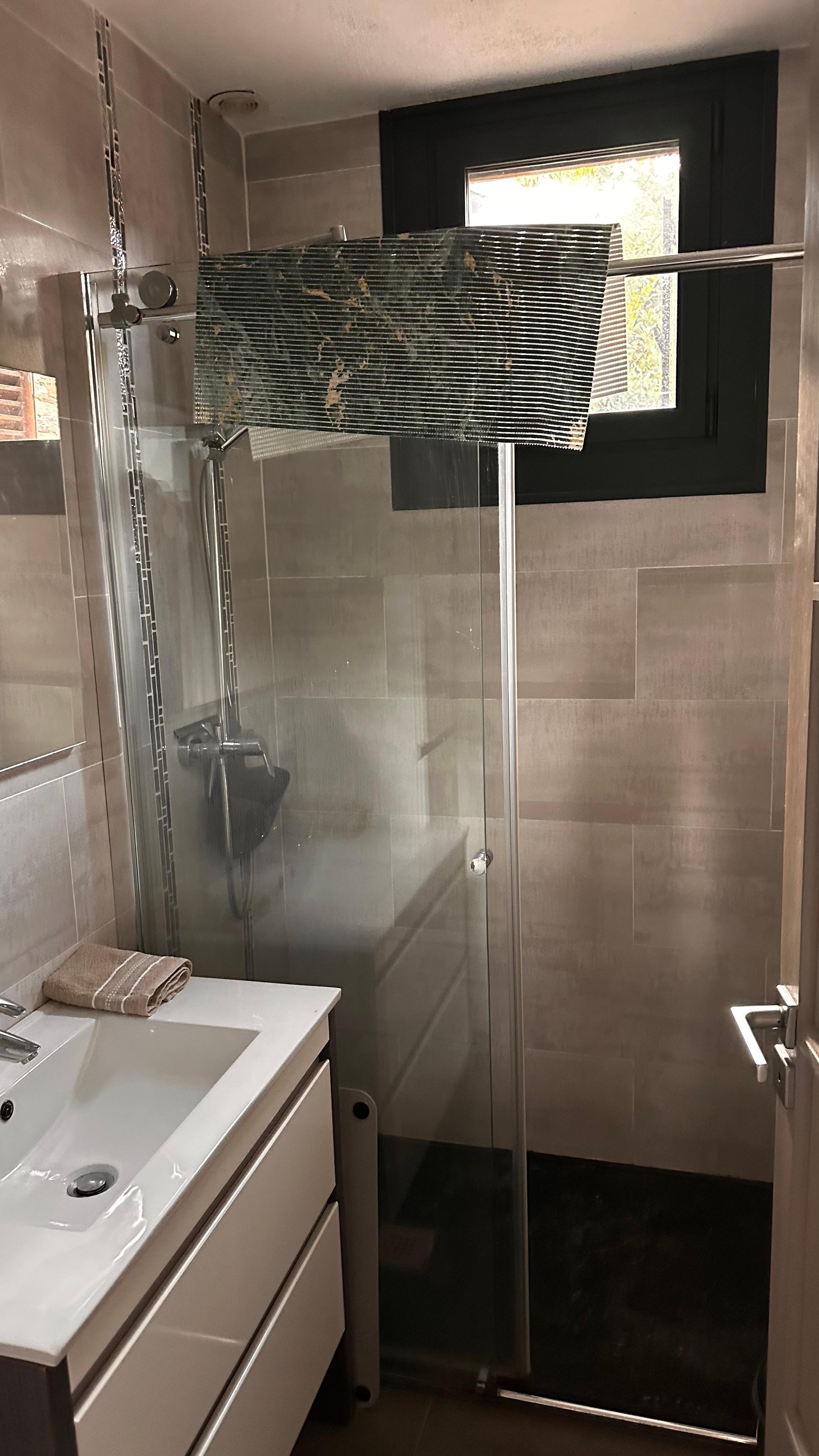 Es war dreckig und hat nach Reiniger der nicht abgewischt wurde gestunken. 