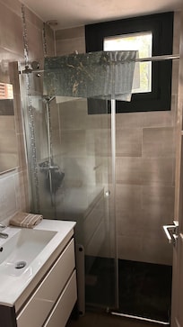 Es war dreckig und hat nach Reiniger der nicht abgewischt wurde gestunken.