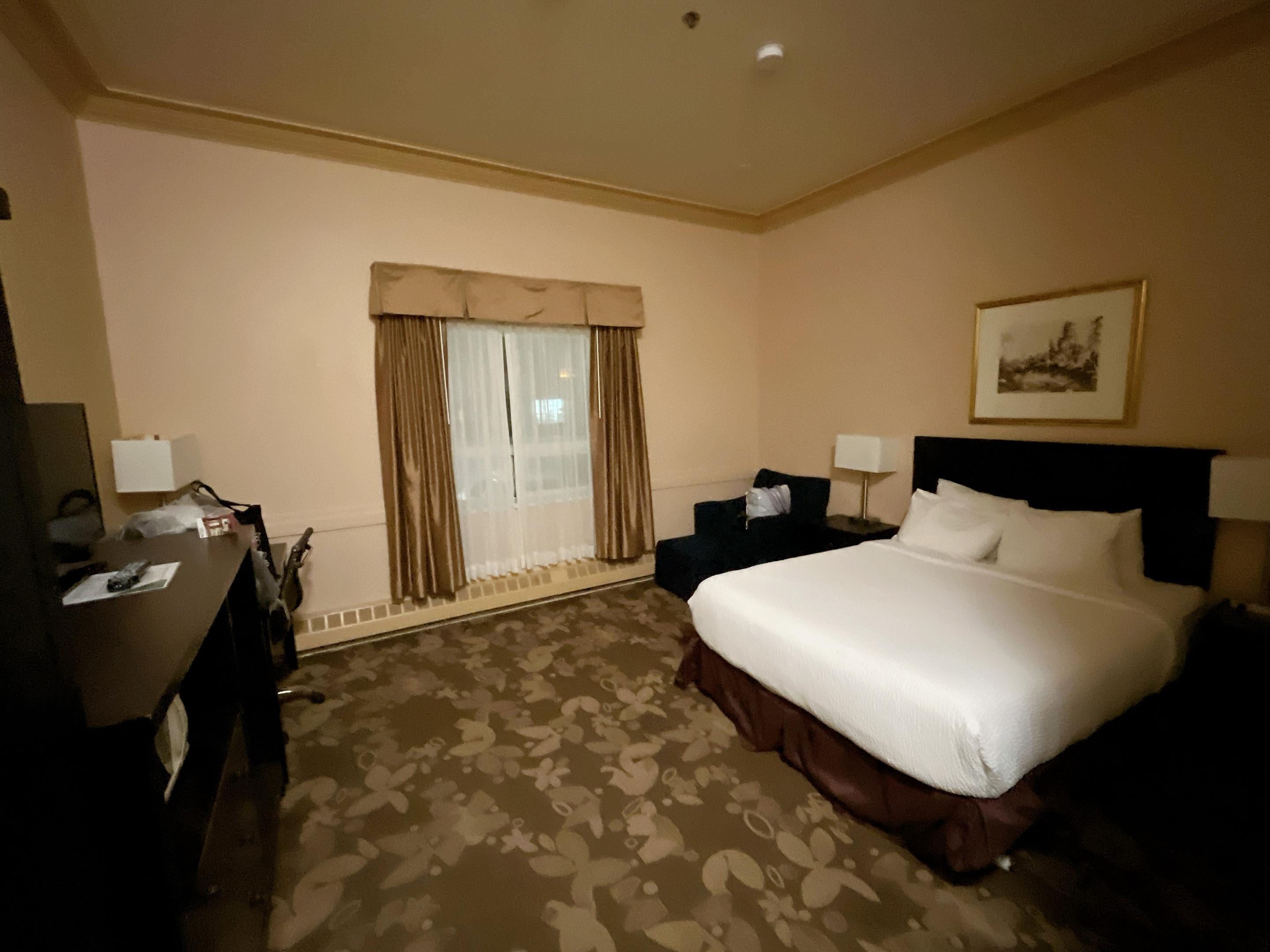 部屋はとても広いです。コンセントは左右枕元、テーブル上のランプに付いています。スリッパがないので持参しましょう。