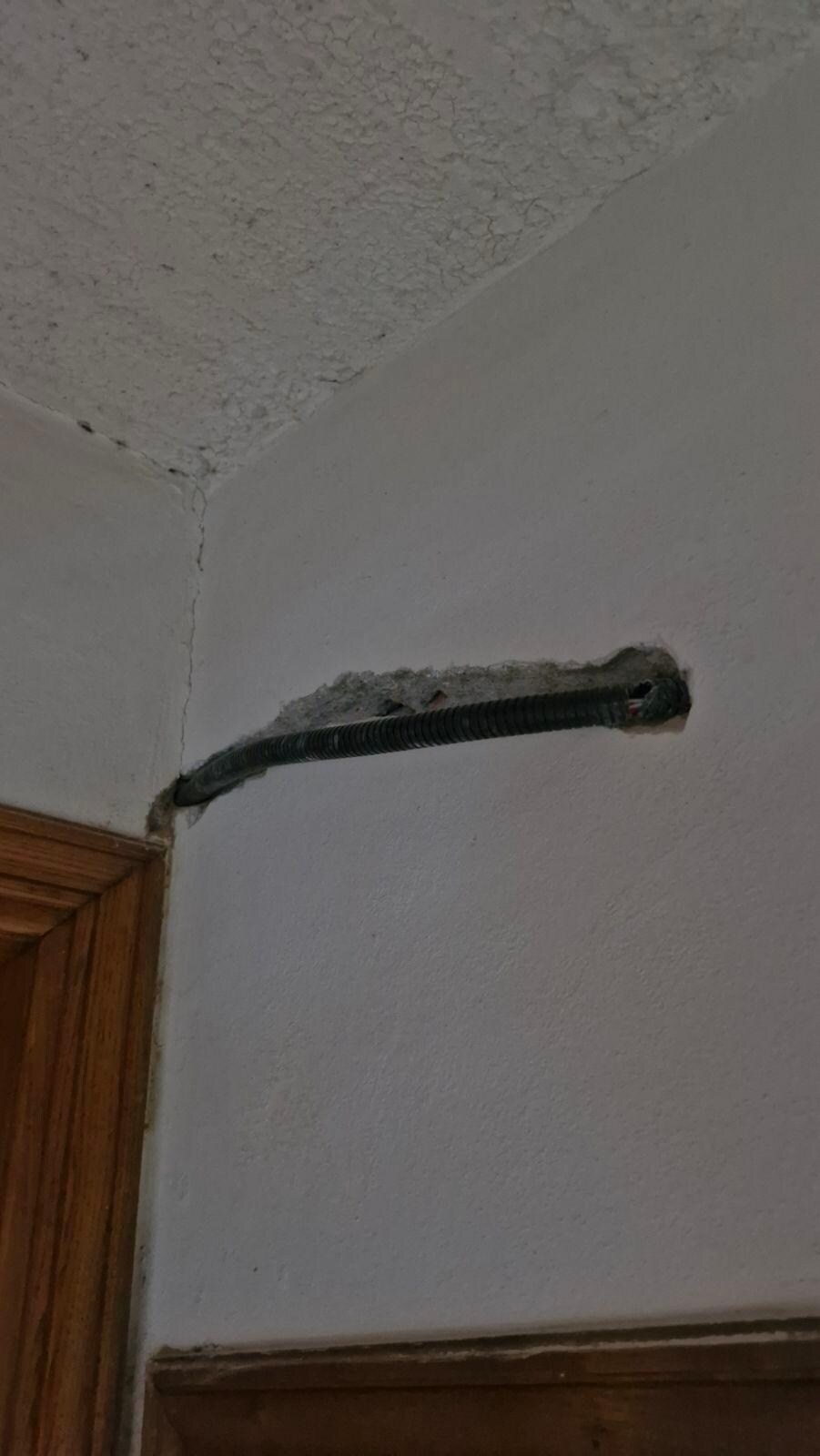 Kabel hängen aus den Wänden