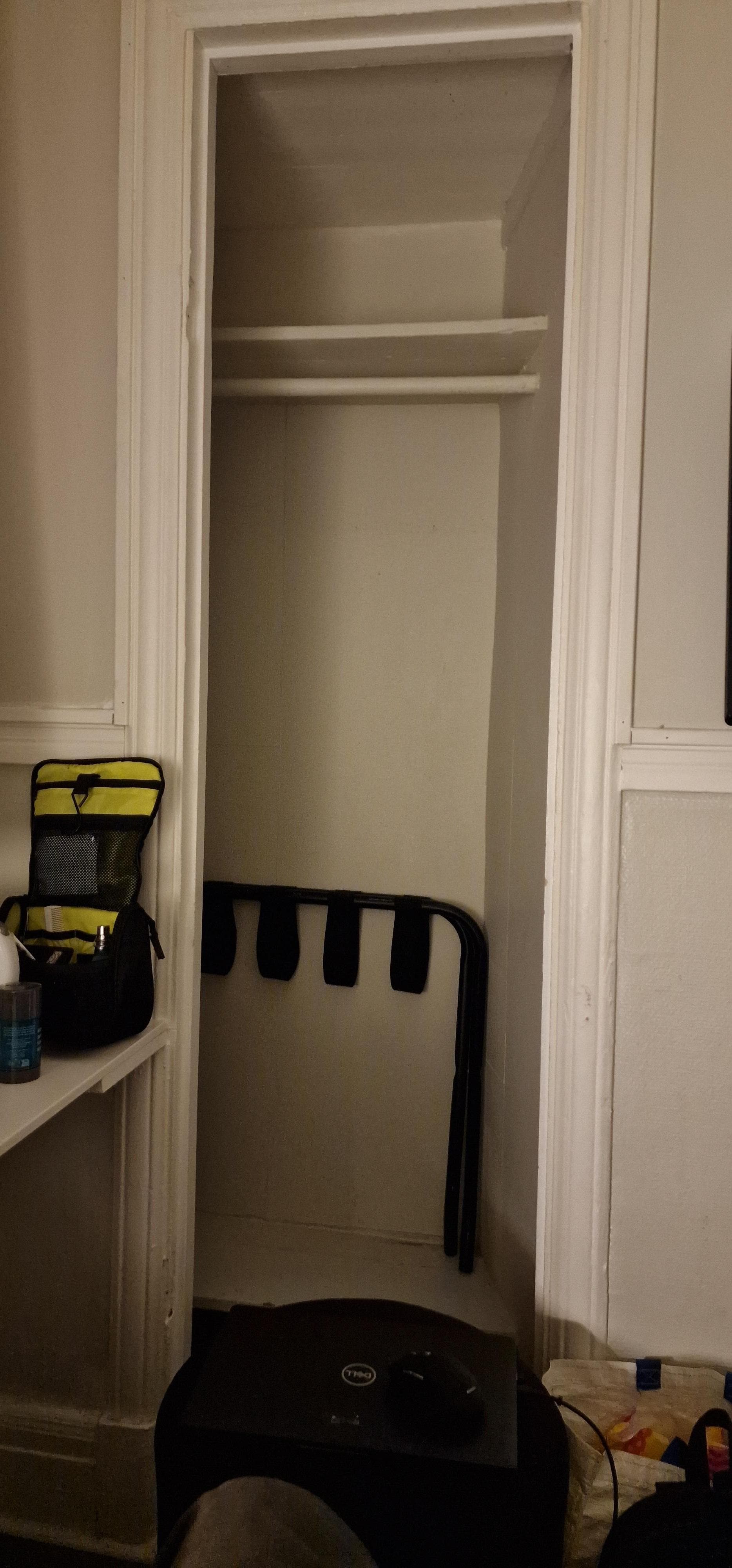 Enest bord, egentlig en plate mellom to senger og vegg med hulrom til koffert?