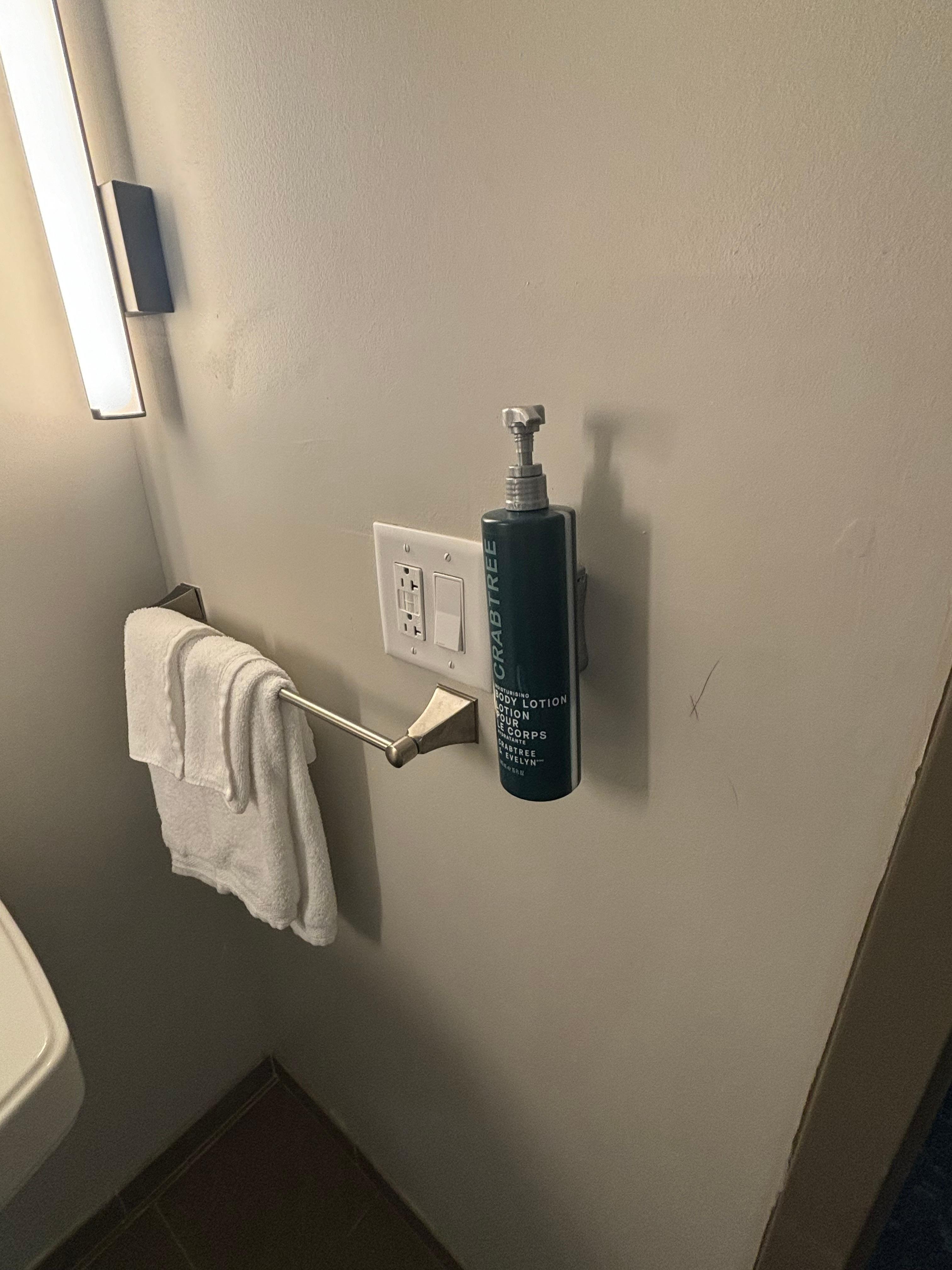 Tacky amenities in the bathroom 