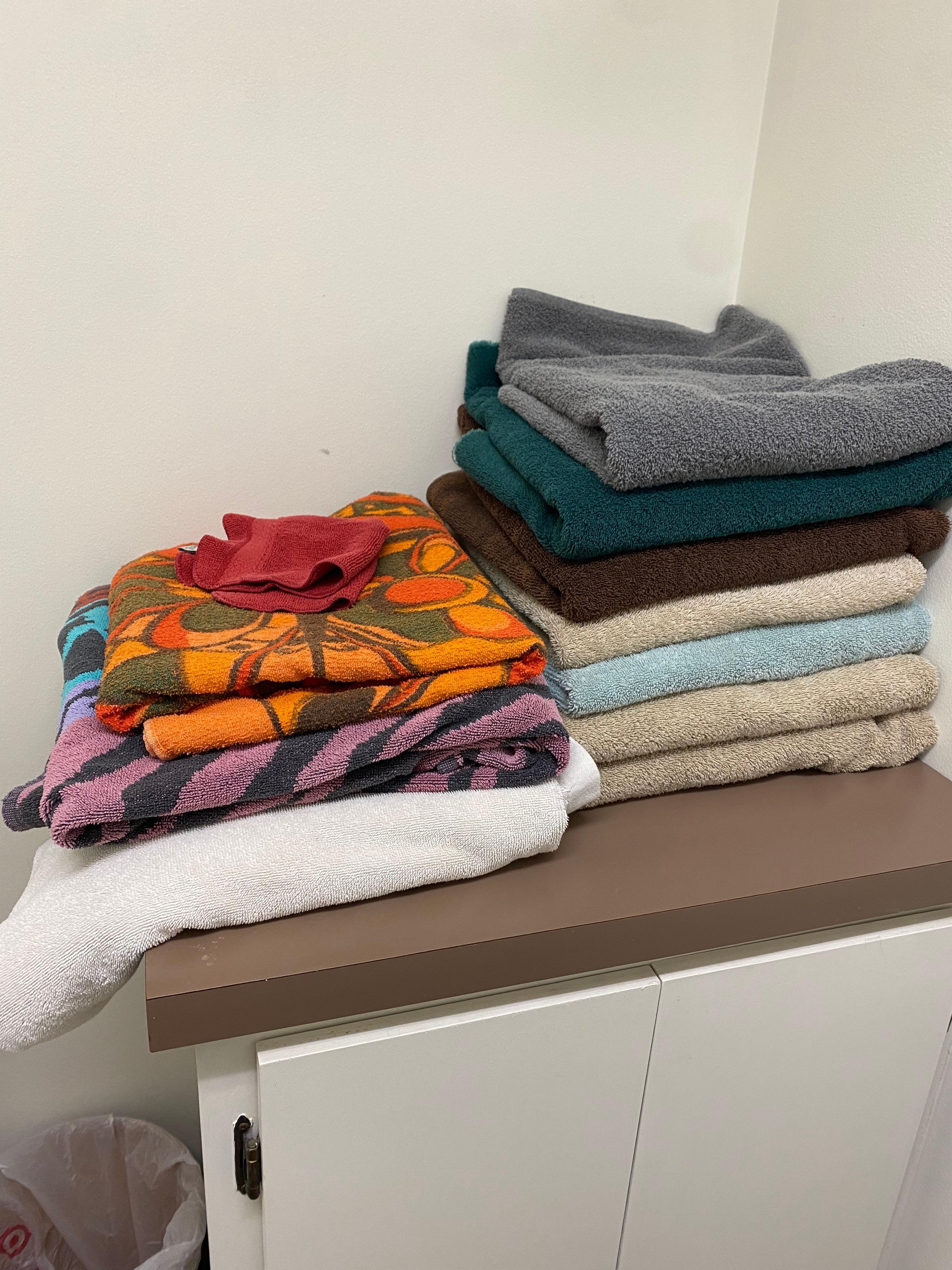 Towels in master bath, next to toilet. 