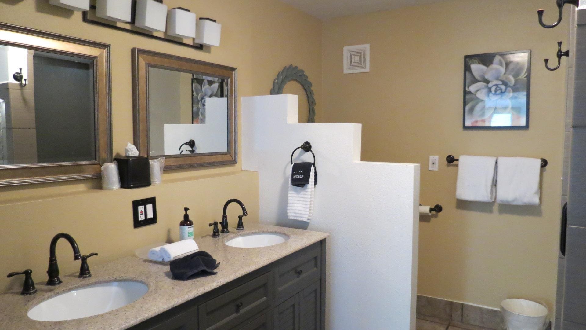Red Rock Inn, Gifford Suite - Bathroom