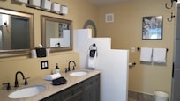 Red Rock Inn, Gifford Suite - Bathroom