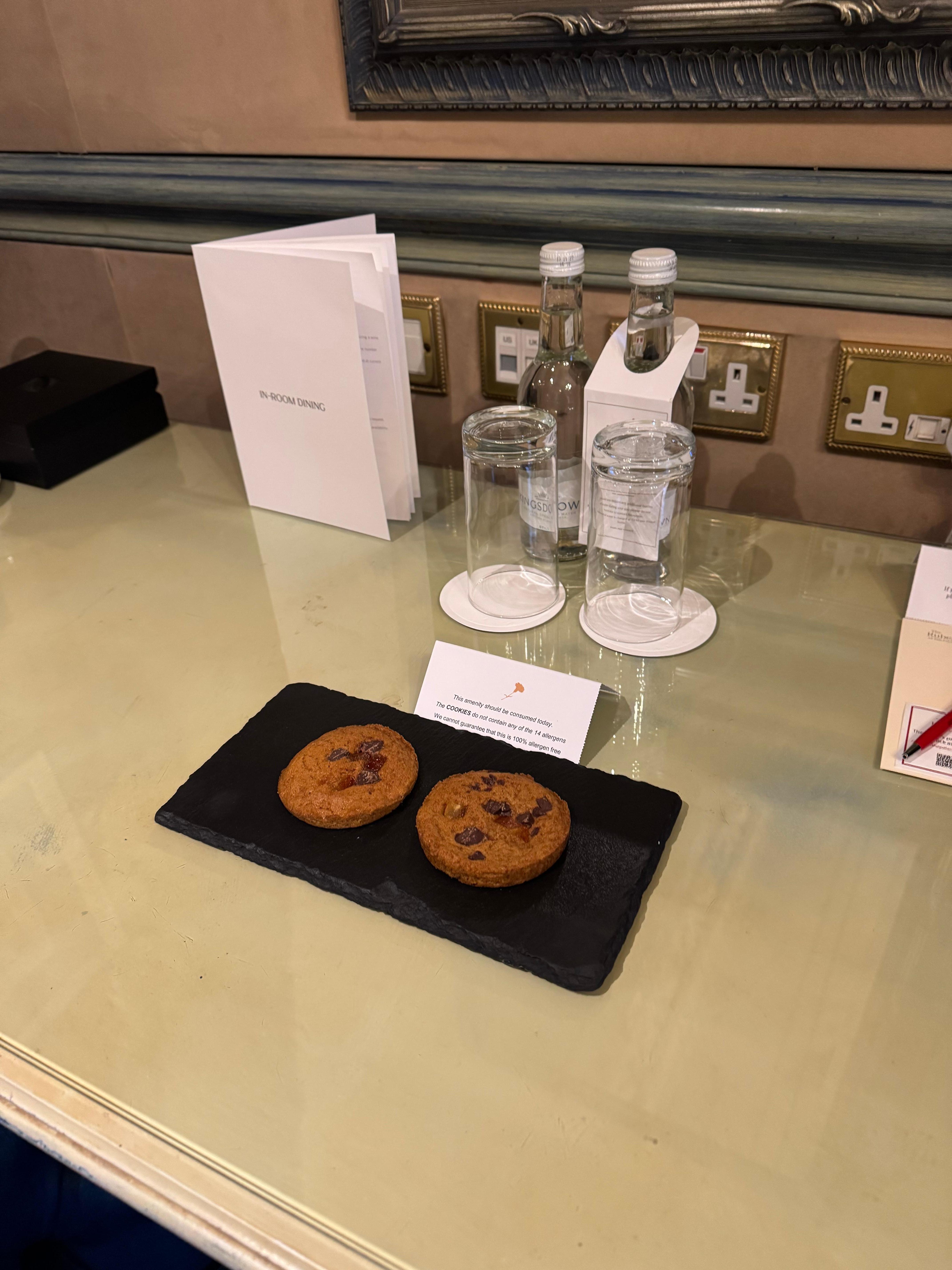 Welkom met water en overheerlijke koekjes