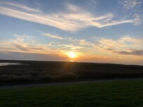 Sonnenuntergang über den Salzwiesen