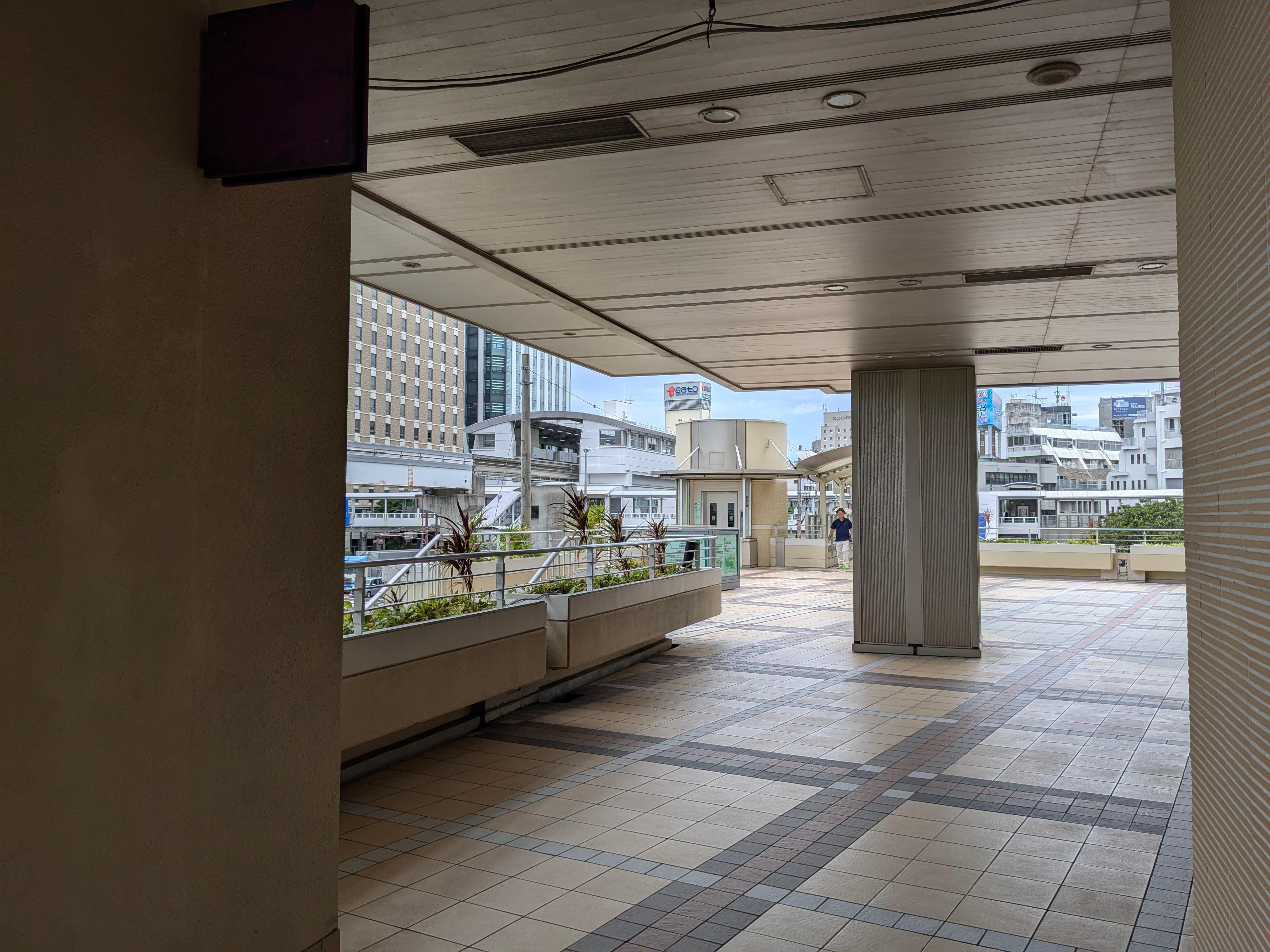 Walkway to the hotel 