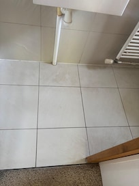 En-suite with dirt around the edge. Shows the area that was used. This was day of arrival.