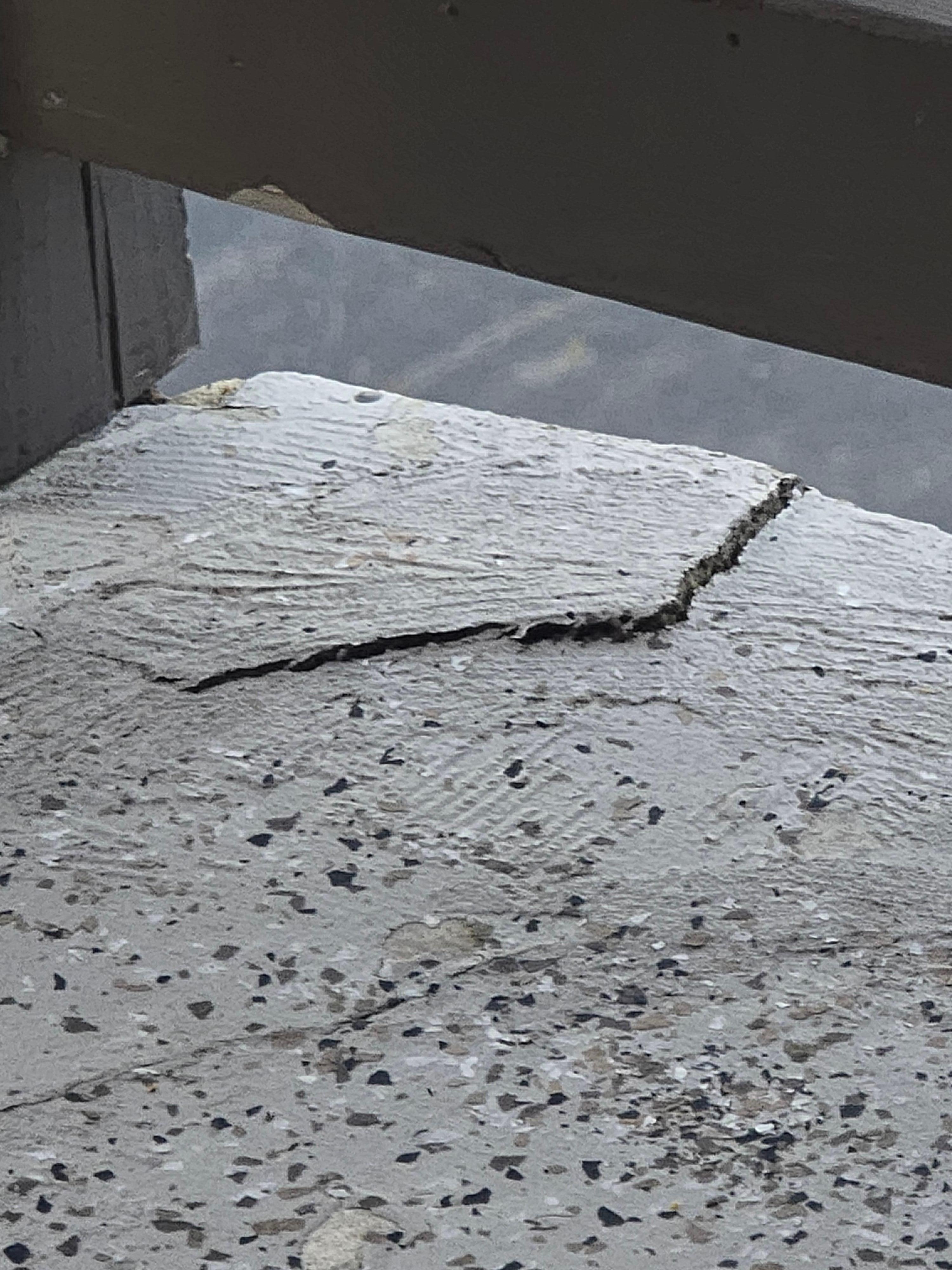 Cracking of concrete of other corner