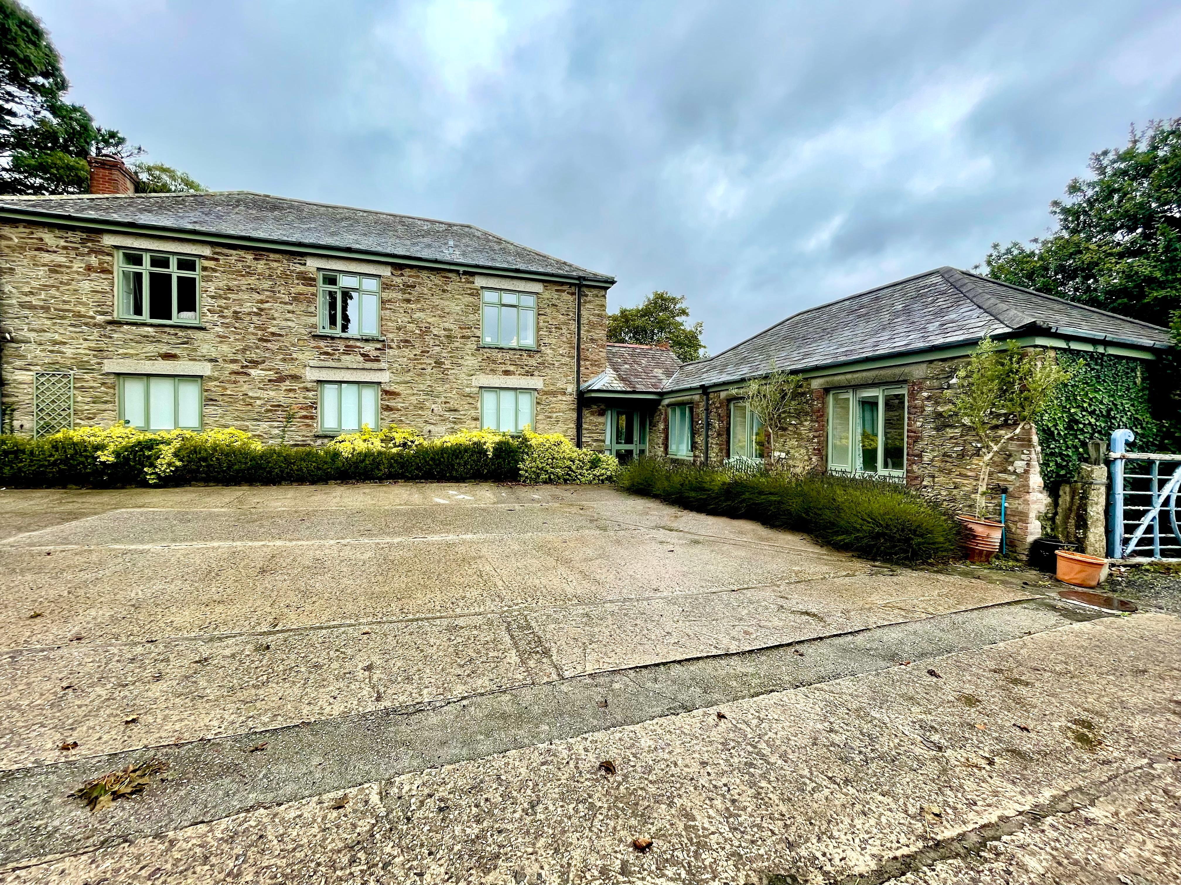 Accommodation on right hand side -  on one level