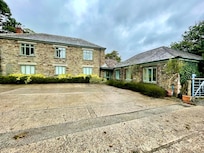 Accommodation on right hand side - on one level