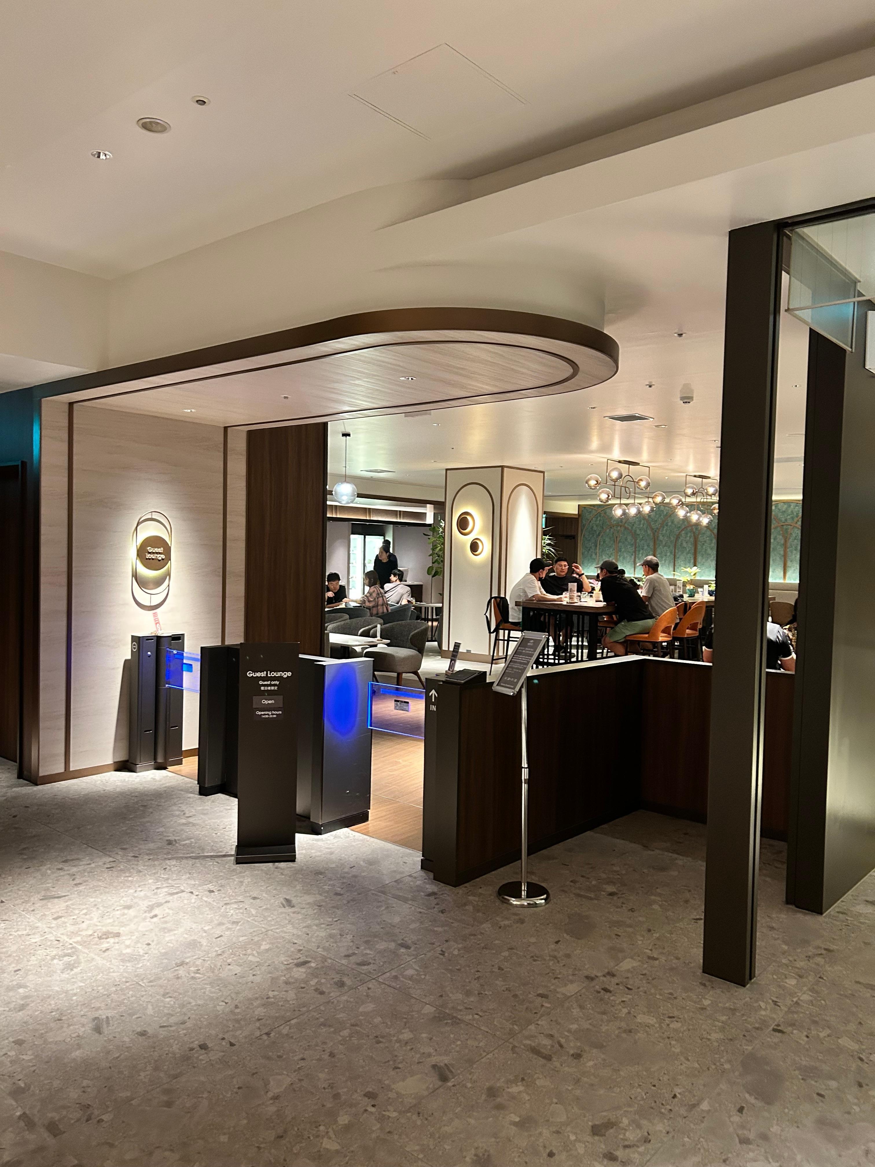 The lounge where you can enjoy free pancakes, drinks and alchohol and candied nuts and dried fruits 