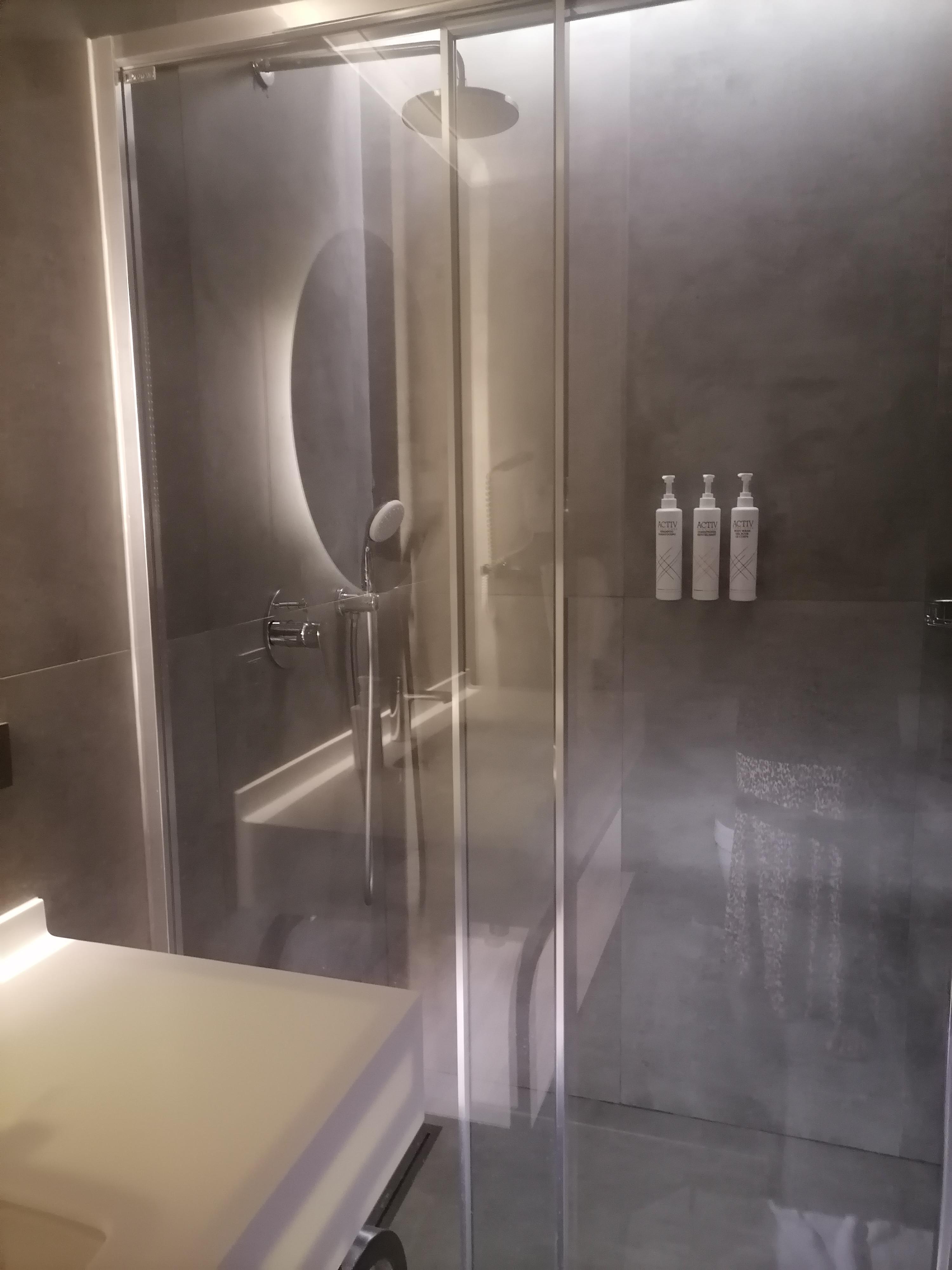 Çok temiz geniş ce kullanışlı duşakabin