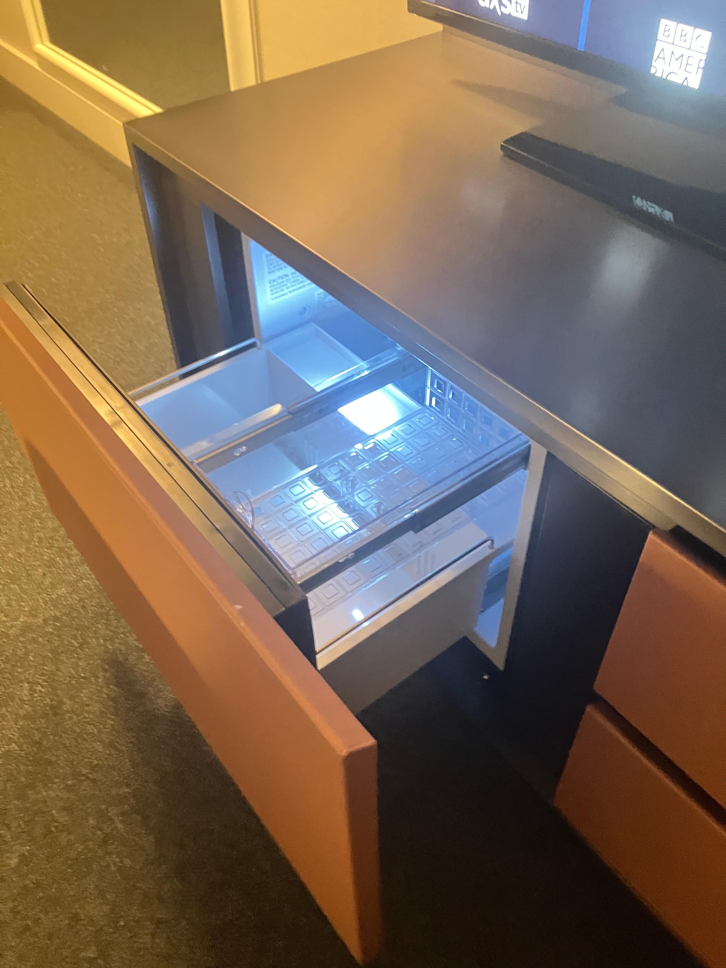 And hidden fridge in the credenza , so cute !!