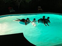 Les ados dans la piscine!