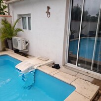 Entrée du logement, collée à la piscine et à son logement.
Moteur de la piscine bruyant, clim aussi.