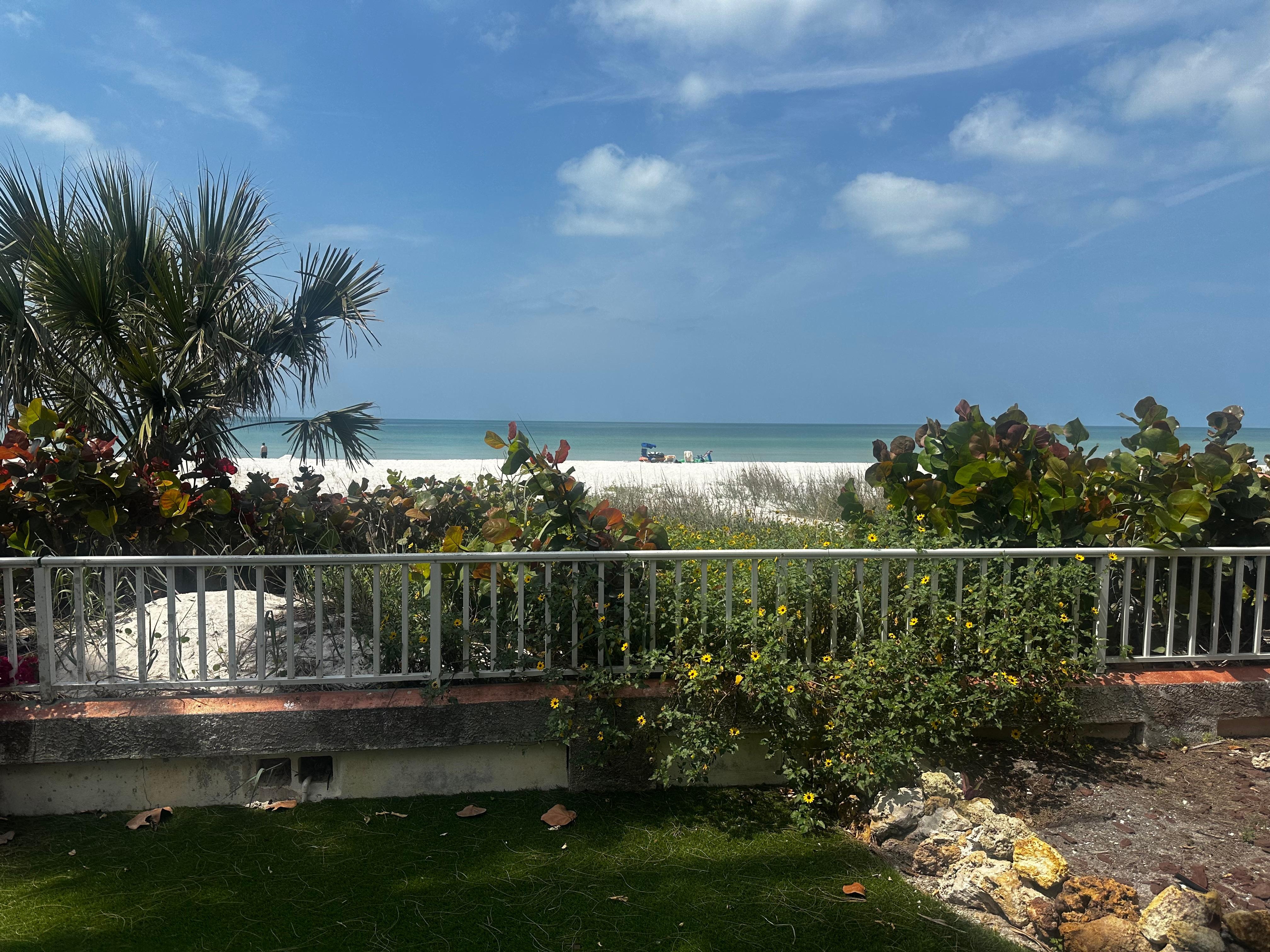 Private path to beach ❤️