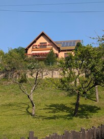 Blick zum Haus den Hügel rauf