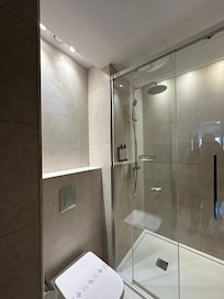 Bom amplo com chuveiro excelente e água muito quente se necessário.