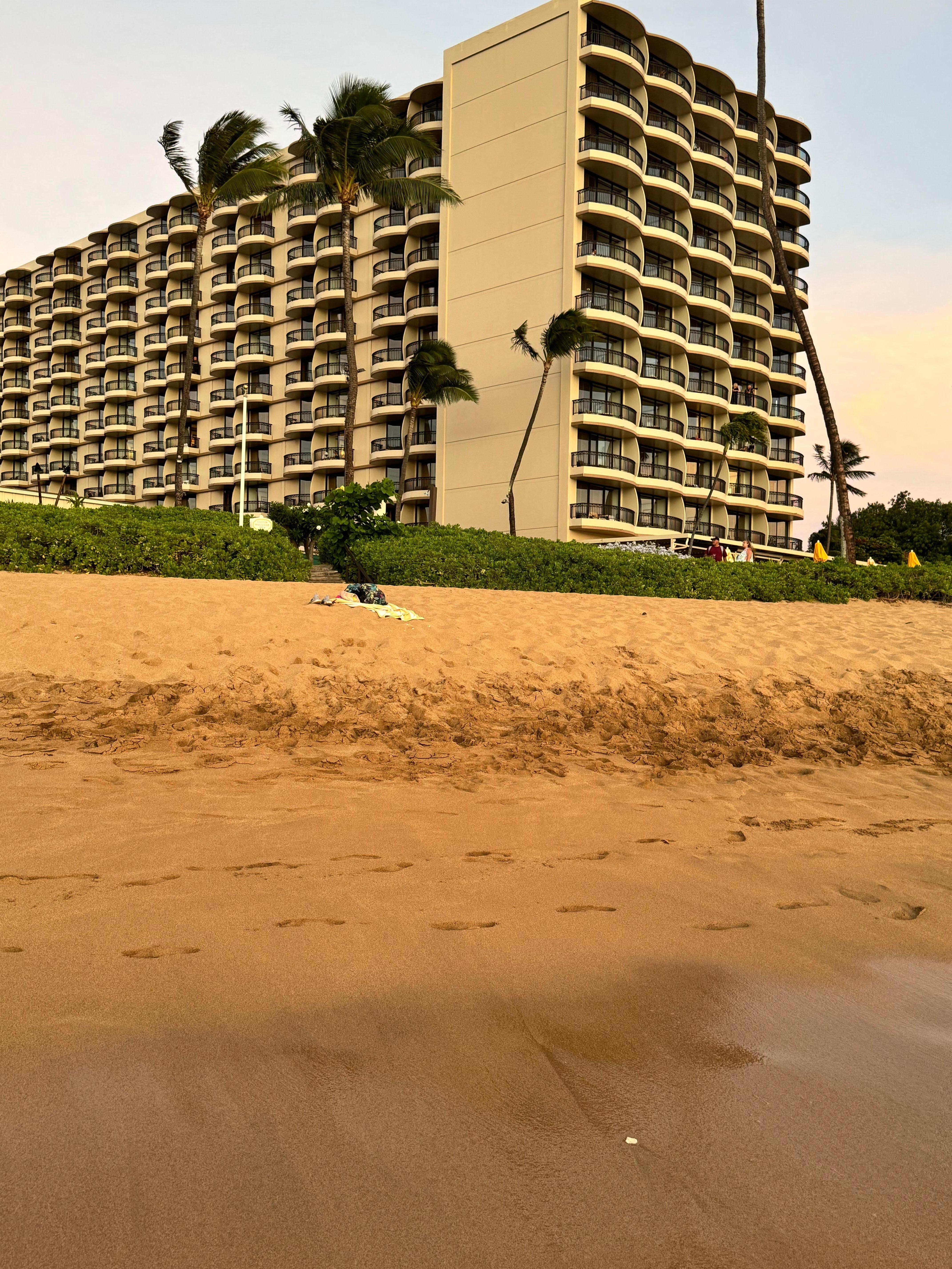 Short stroll to the beach. 
