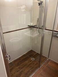 No way to put a bath mat down. The door scraped the floor