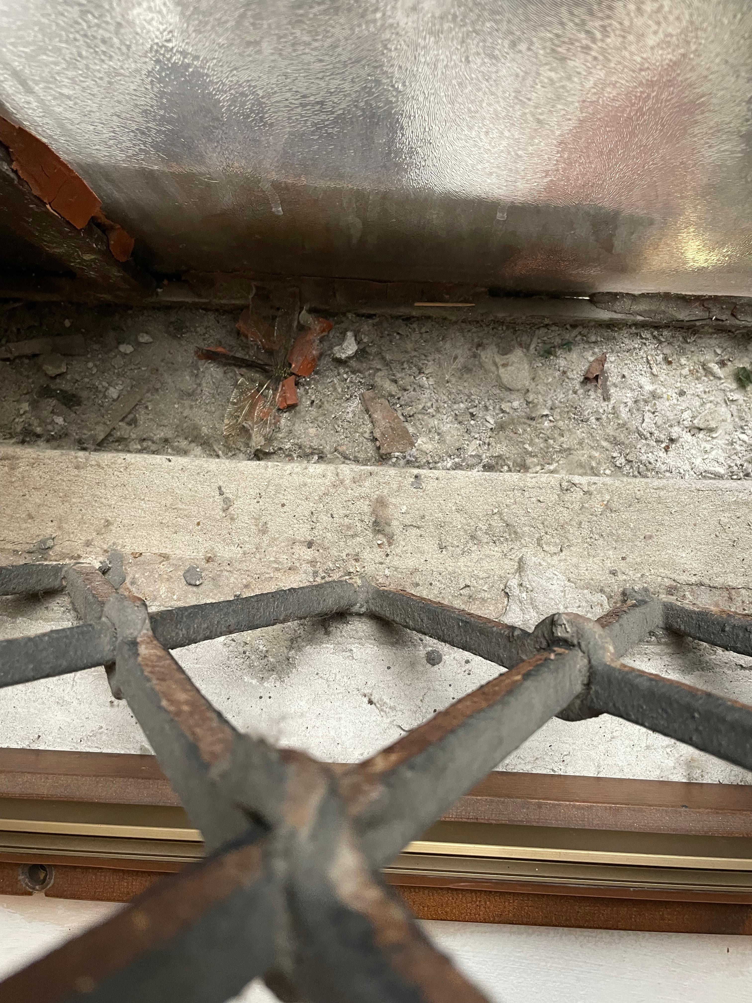 Der Übergang vom Fenster zum Lichtschacht ist auf allen vier Seiten ohne Luftzufuhr von außen gestaltet.