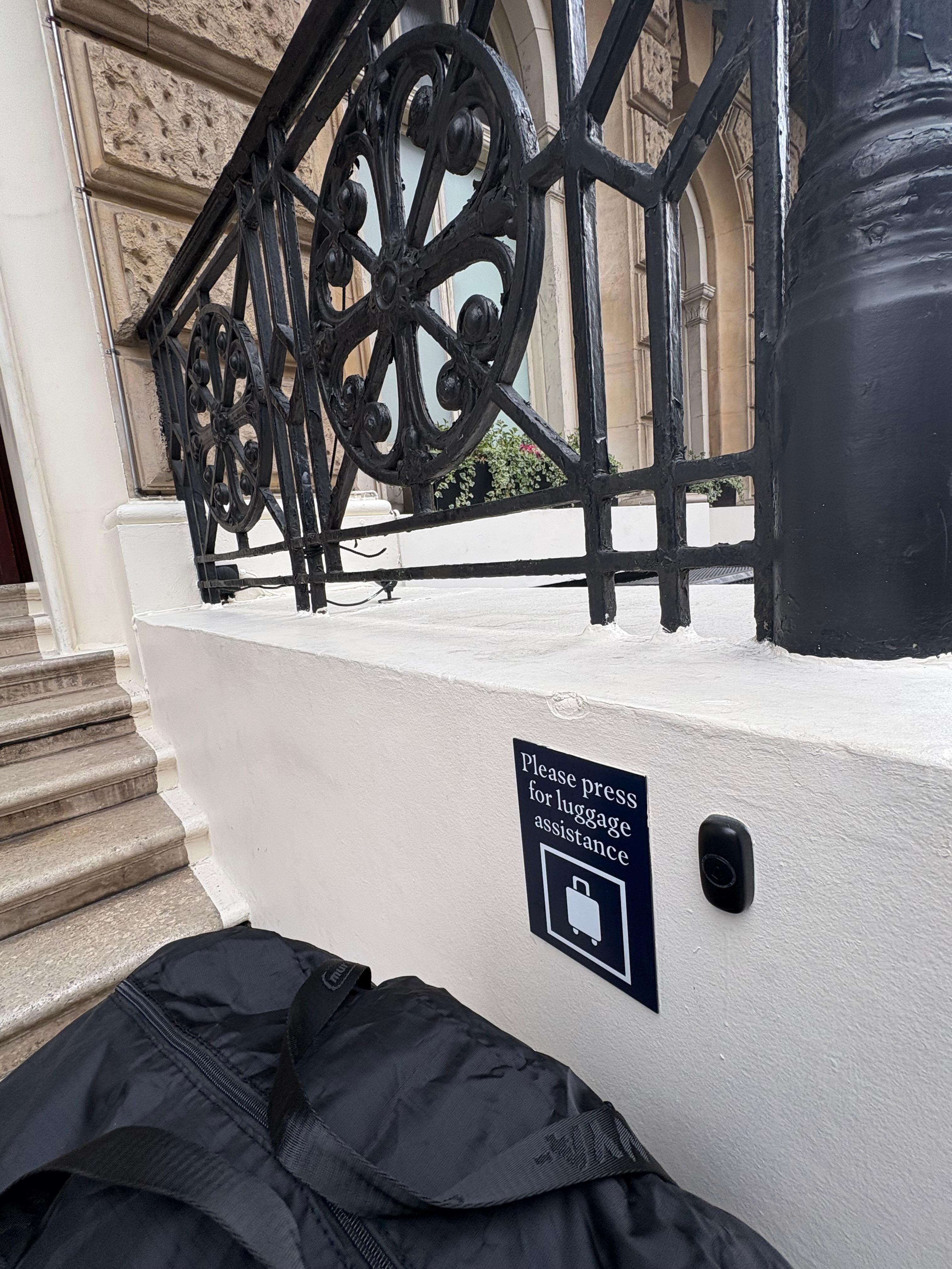 階梯旁邊可以請求搬行李的按鈕