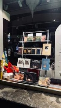 Una excelente librería abajo