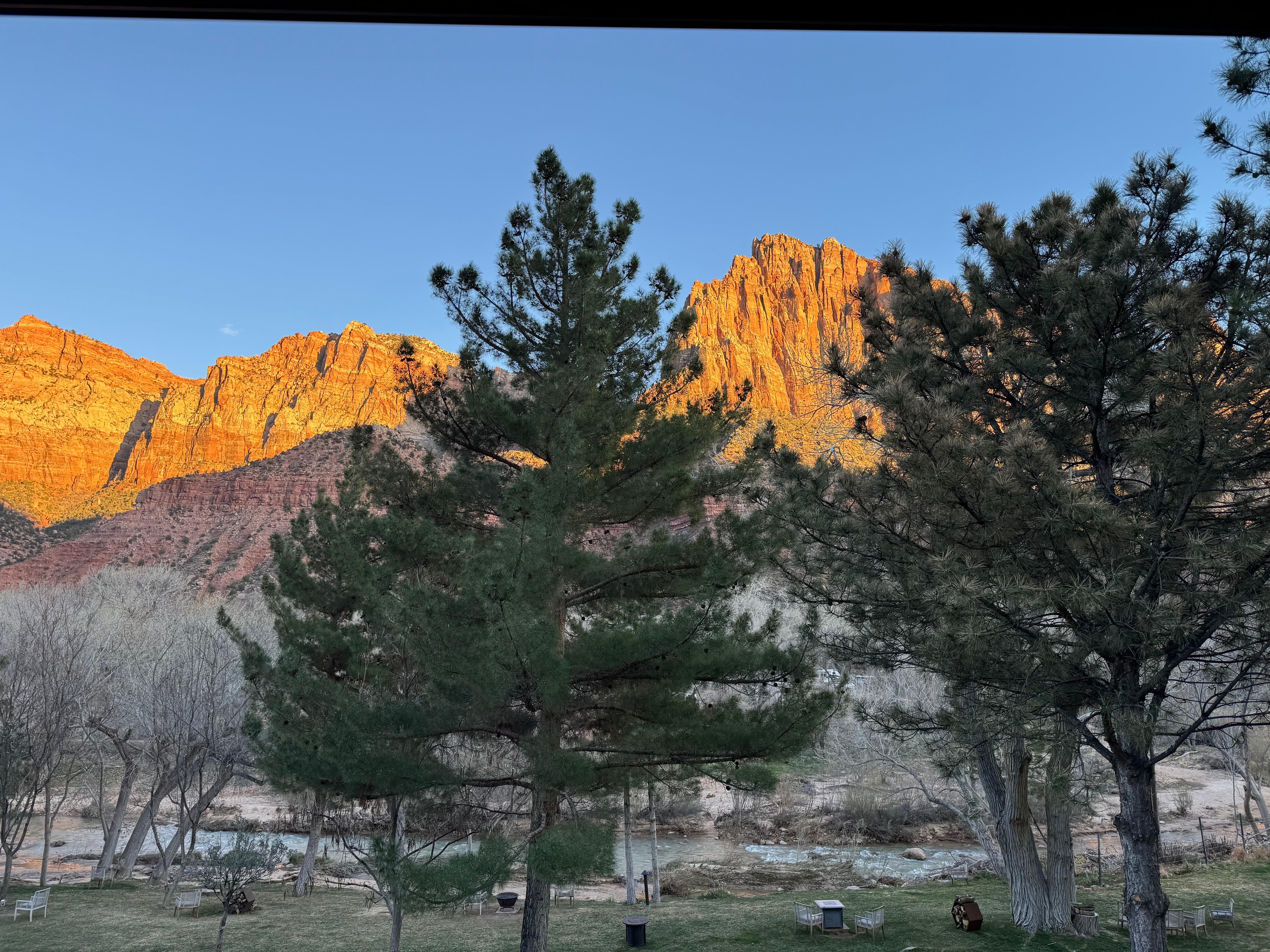 Beautiful outside area. Can build a fire or enjoy the river and mountains. Loved it. 