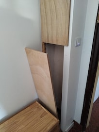 Des contre plaqués cache misère non fixés au mur