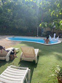 Transat à côté de la piscine