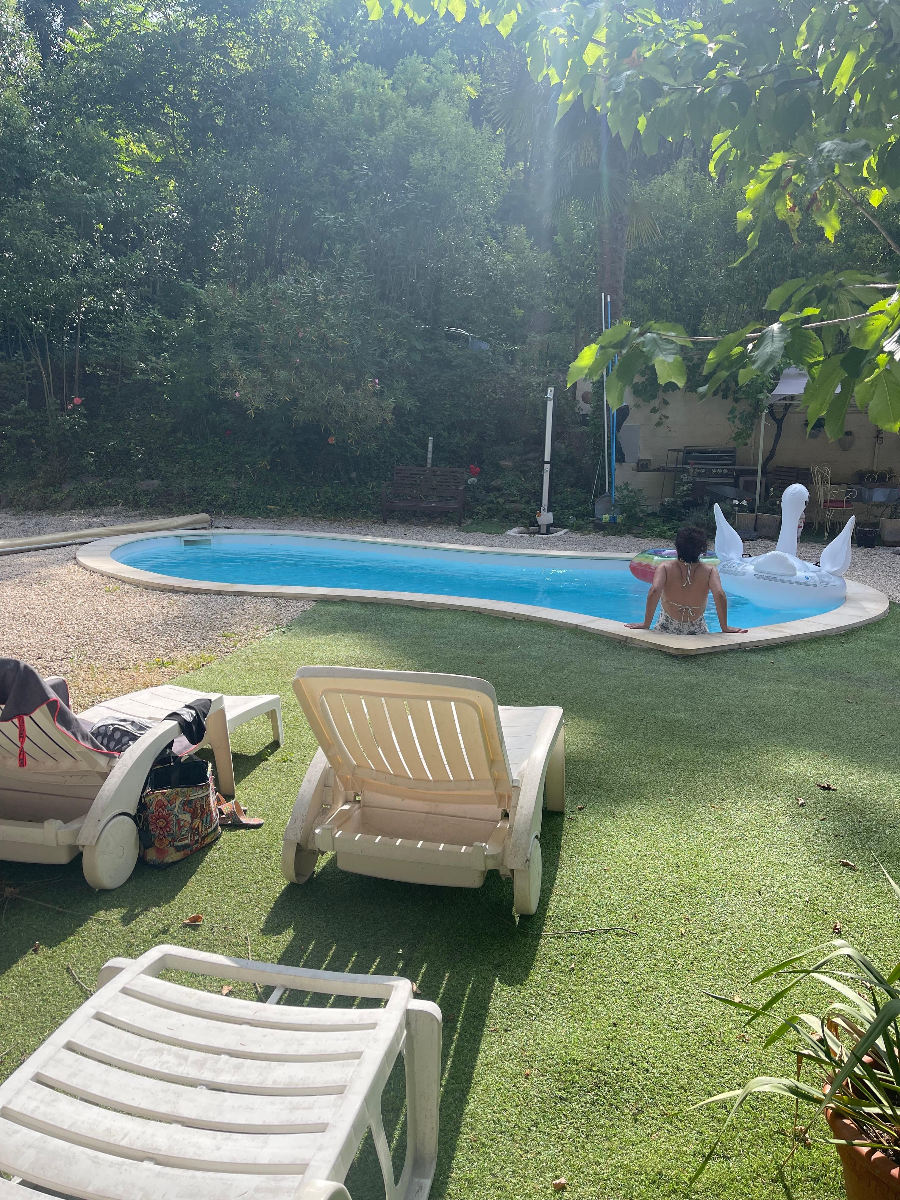 Transat à côté de la piscine 