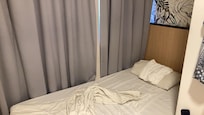 細いシングルベッド