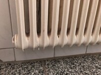 Staub zwischen den Rippen des Heizkörpers