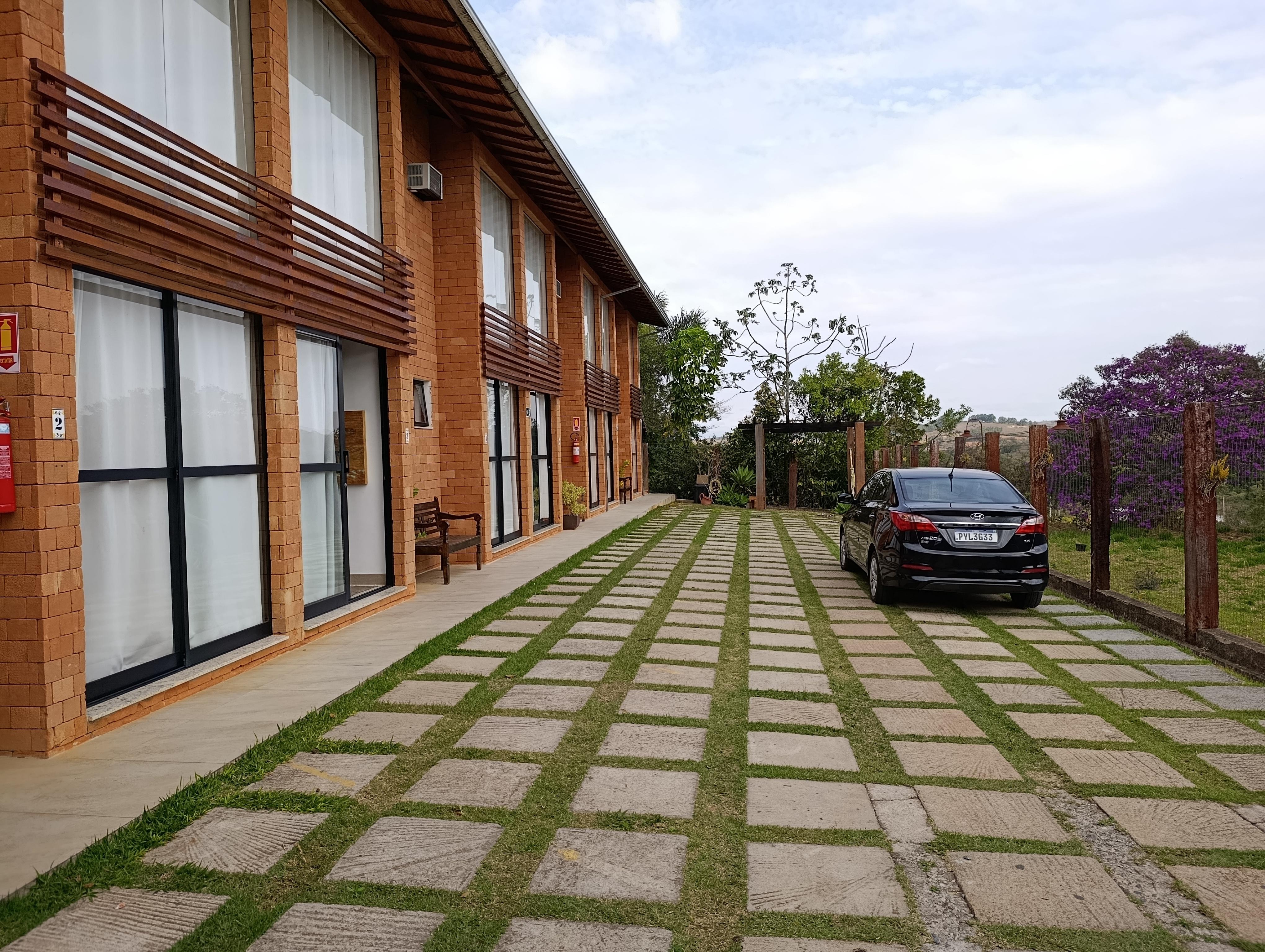 Amplo espaço para estacionar os carros em frente ao seu Chalet
