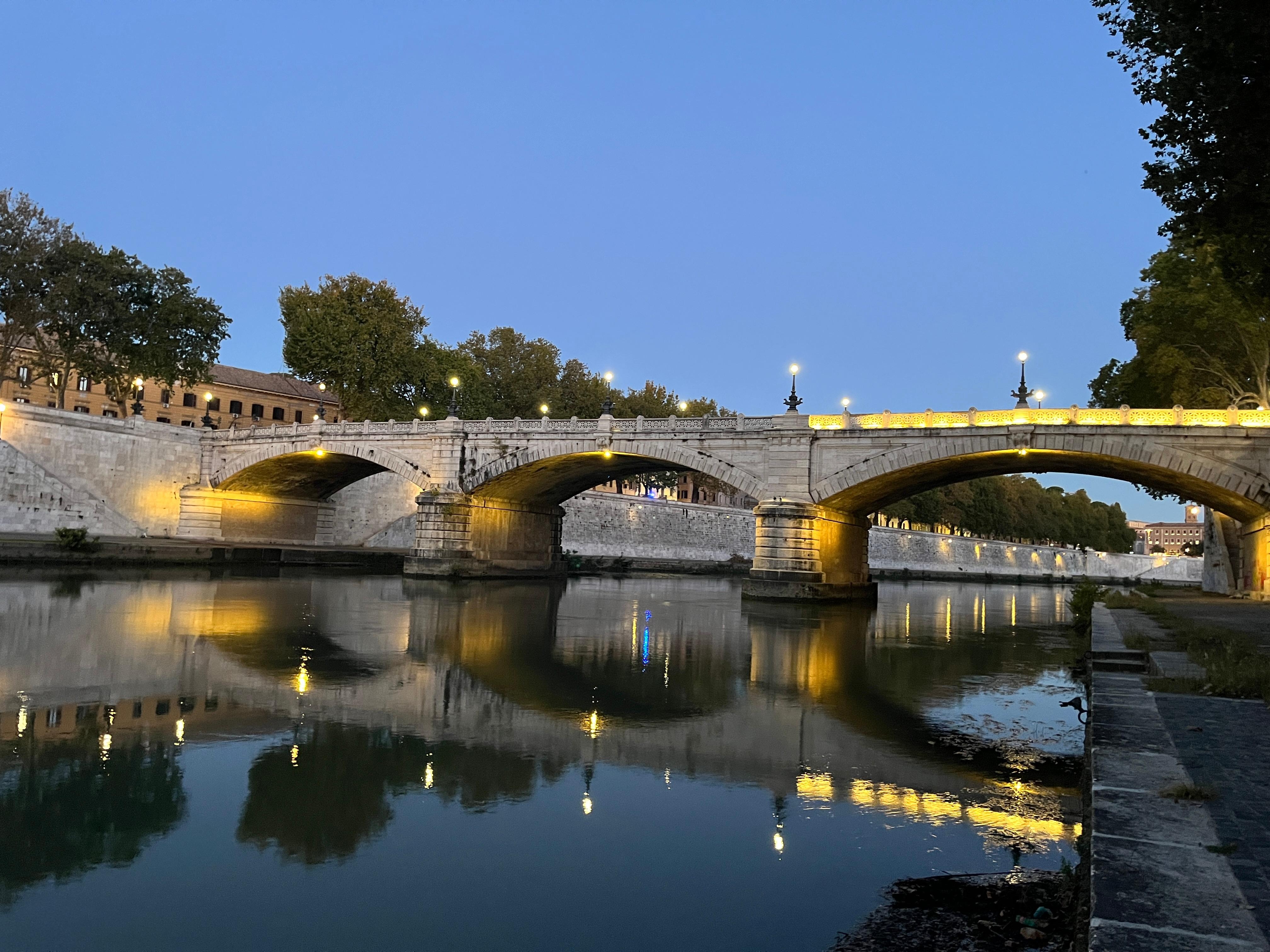 Sunrise run along Tiber River