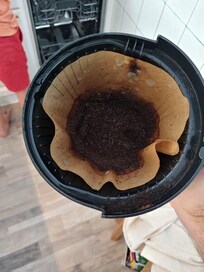 Verschimmelter Kaffeefilter in der Maschine