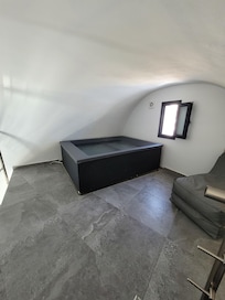Tub in the room