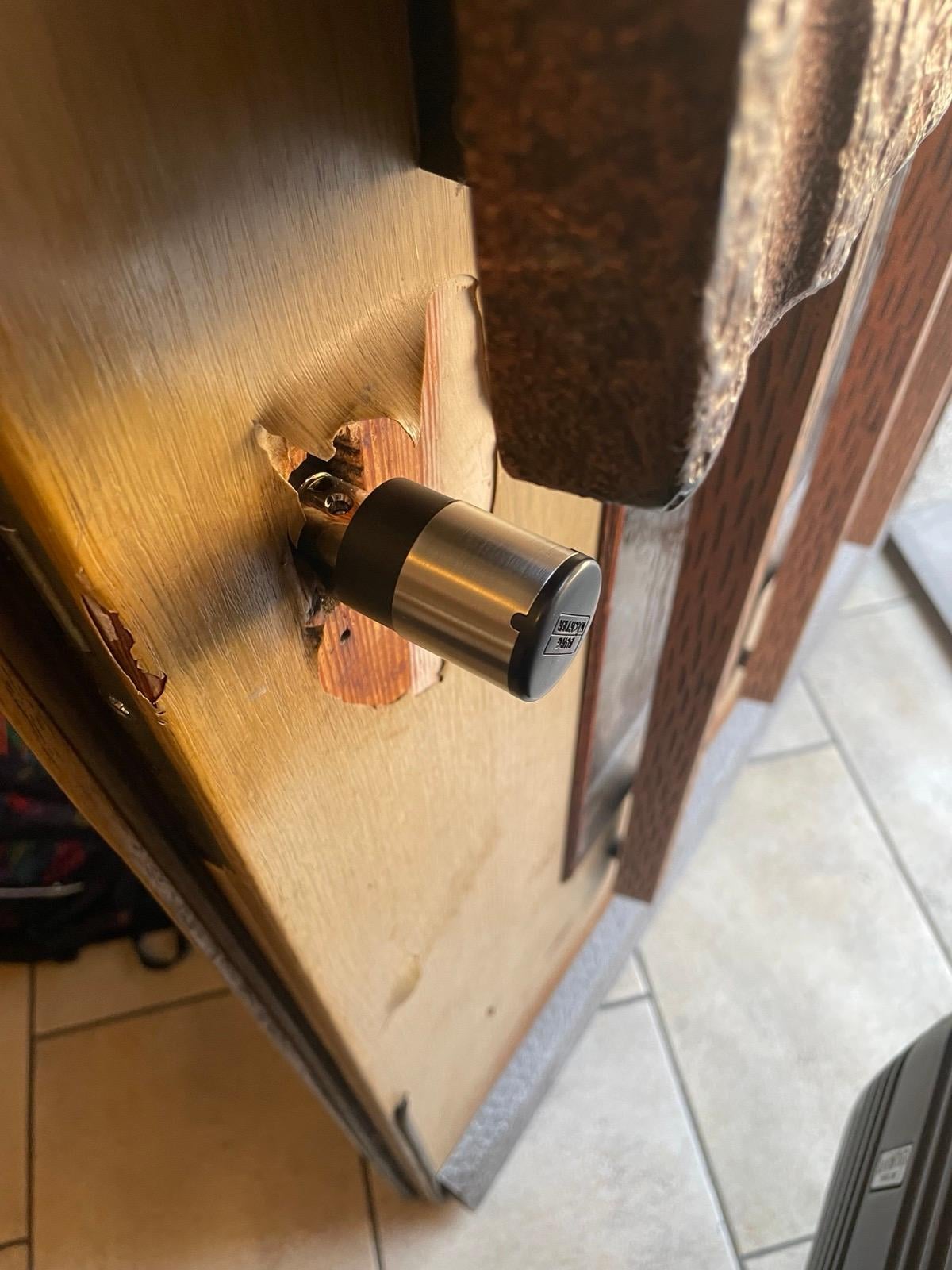 Kaputte Türen fast in jedem Zimmer. 