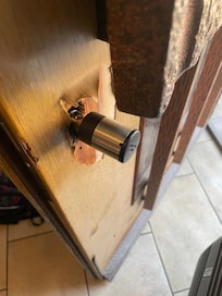 Kaputte Türen fast in jedem Zimmer.