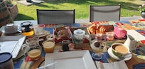 Le petit dejeuner dans le jardin