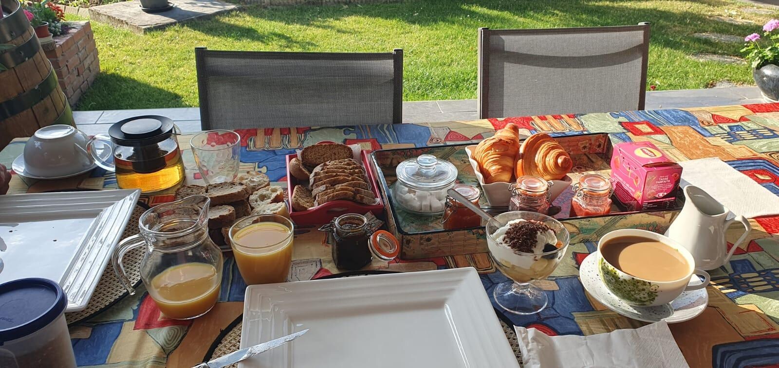 Le petit dejeuner dans le jardin