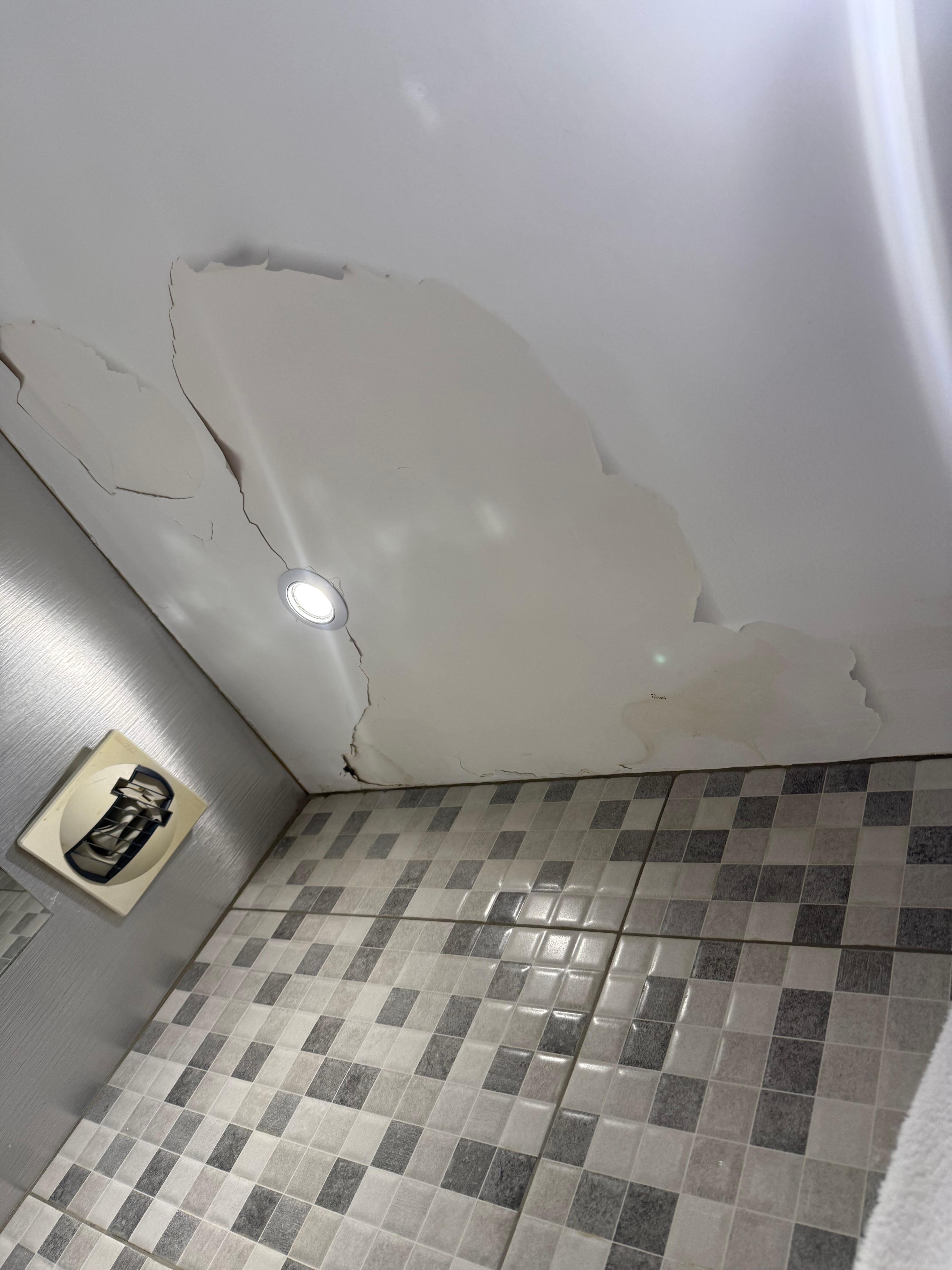 Plafond abîmé salle de bain / Hôtel mal entretenu