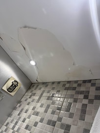Plafond abîmé salle de bain / Hôtel mal entretenu