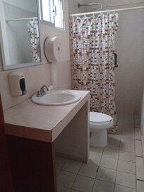 Baño limpio de buen tamaño