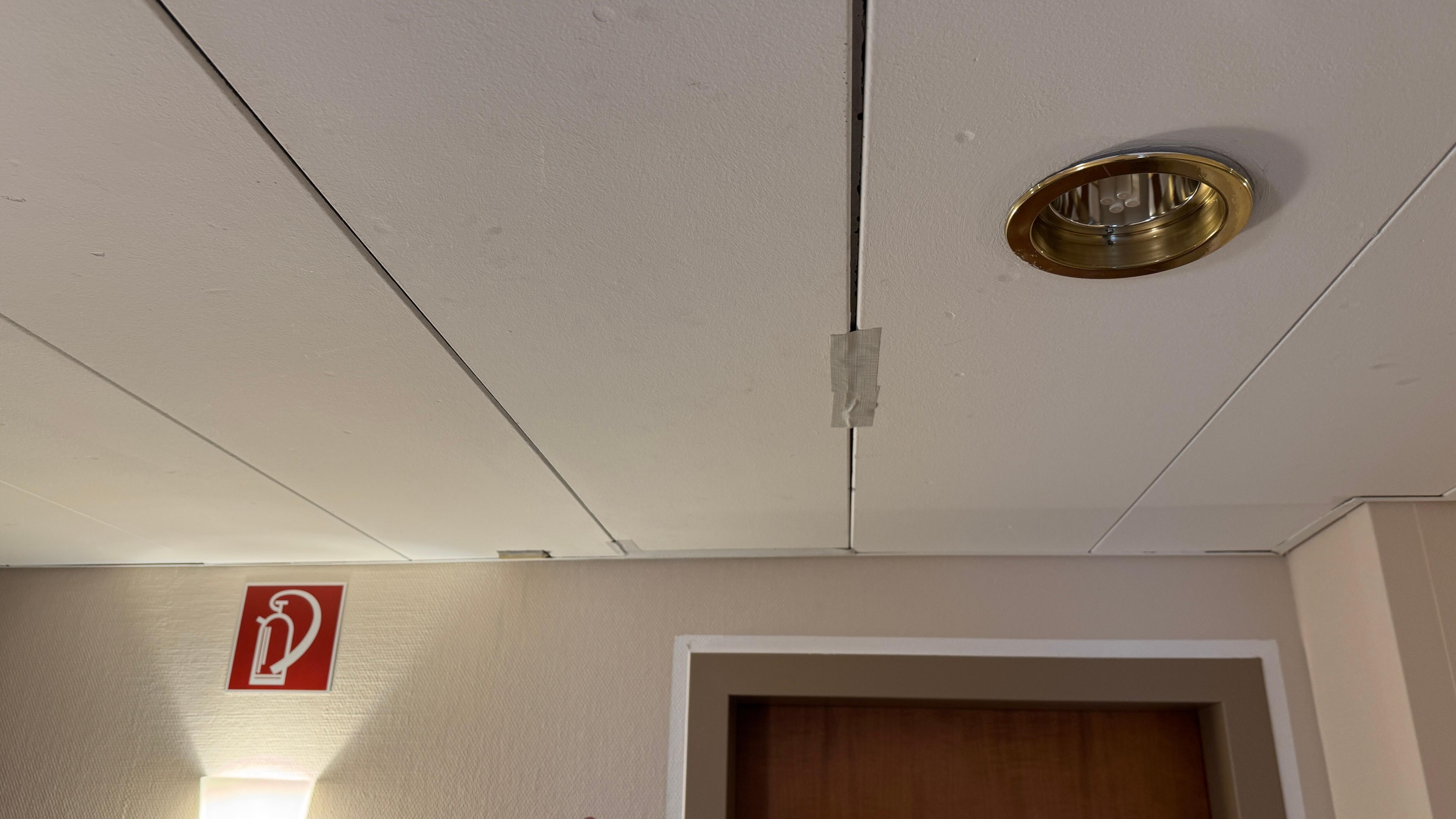 … wird die Decke repariert.