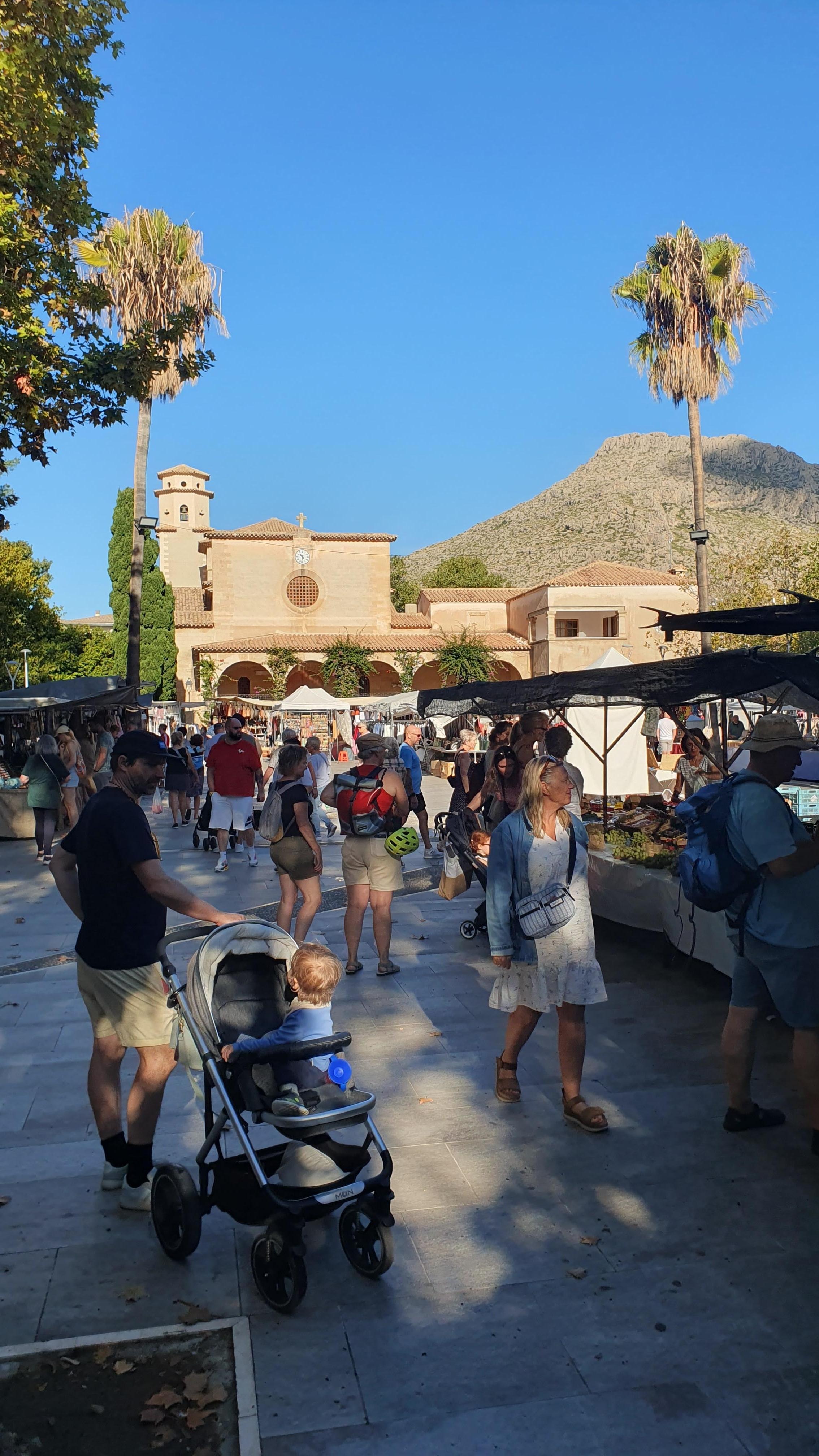 Marked på pladsen foran hotellet hver onsdag. 