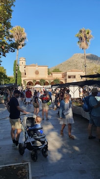 Marked på pladsen foran hotellet hver onsdag.